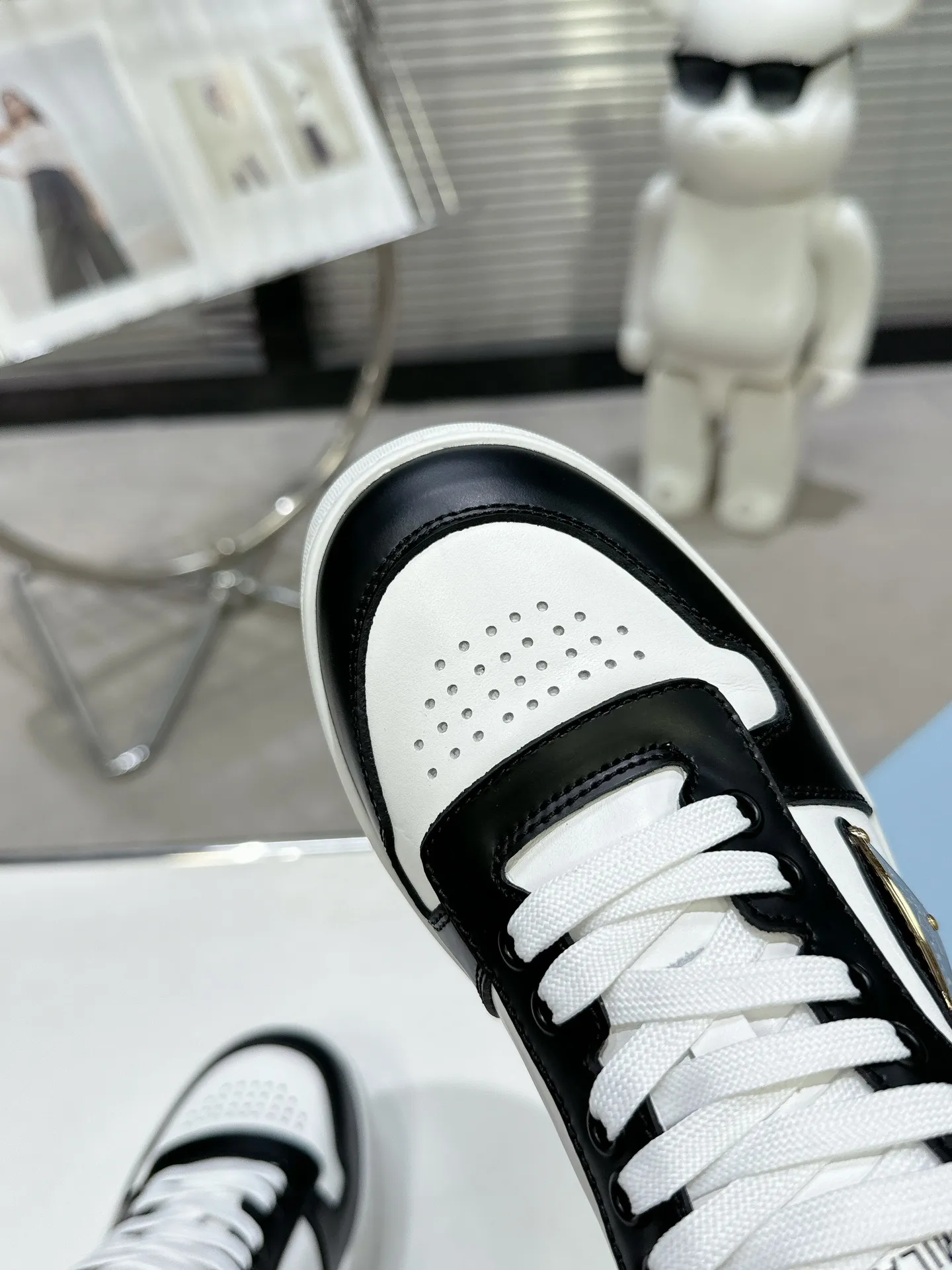 👟👟Ex-factory price 520👟👟 Prada Latest Downtown Bold series Thick-soled Platform Shoes Triangle Logo Casual Sports Shoes White Shoes Original purchase, development and production Downtown Bold sneakers are inspired by the basketball shoes of the 1980s, with sporty design and exquisite details. Crafted from perforated leather, the statement platform sole provides a unique, modern style. The Prada logo is interpreted from different angles, decorated with the iconic enamel-coated triangular metal logo, highlighting the unique classic style. Exquisite packaging at the delivery counter🛍📦 ▪️Fabric: Original custom imported first-layer cowhide ▪️Inner lining: Original imported soft sheepskin ▪️Outsole: Original molded ultra-light foam material ▪️Sole thickness: 4.5CM ▪️Size: Women's 35-40